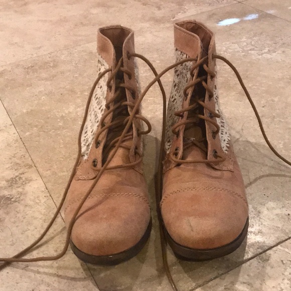 Booties 🥾 - Picture 2 of 5